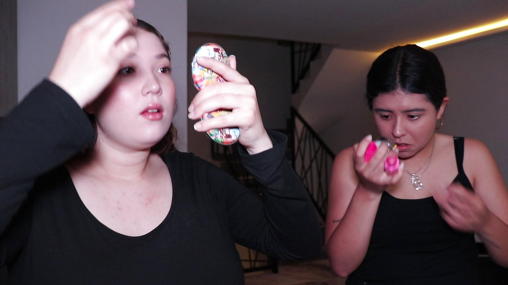 Kisses and makeup cute things - video Emily_and_Miarosse kameramallilta