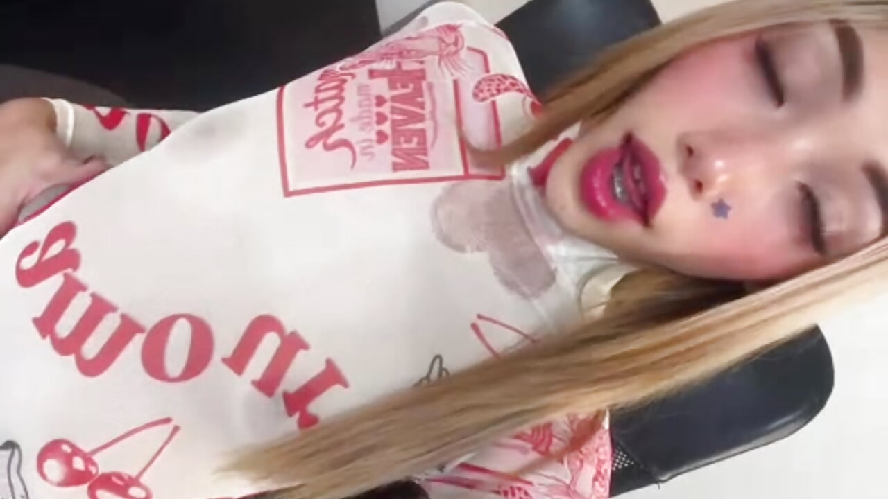 I'm online right now; if you want to see racier videos, subscribe to my fan club. - video oleh model kamera AlejandraRousse