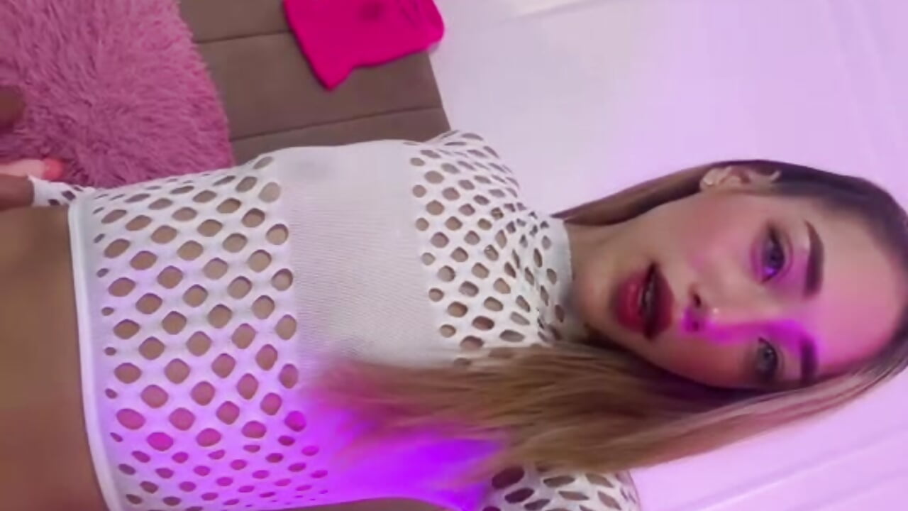 Blue-eyed blonde online now, waiting to have some fun with you. - video od modelky/modela AlejandraRousse
