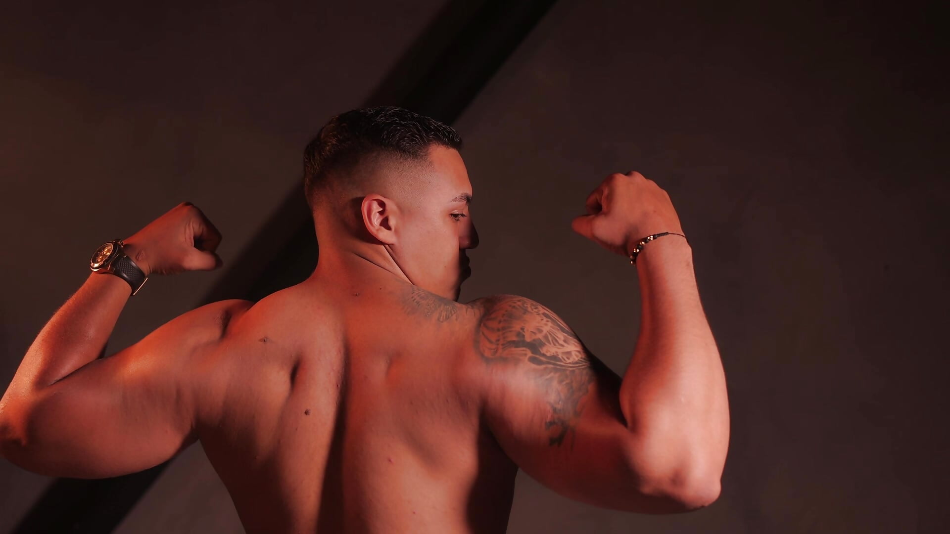 Muscular man with a flirty tone💪😋 - סרטון של Daante_Voss, דוגמן/ית מצלמה