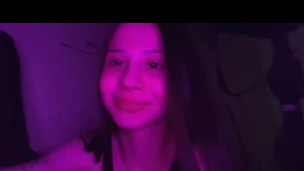 The Girl Who Glows Purple - video di itschloe_ modella di cam