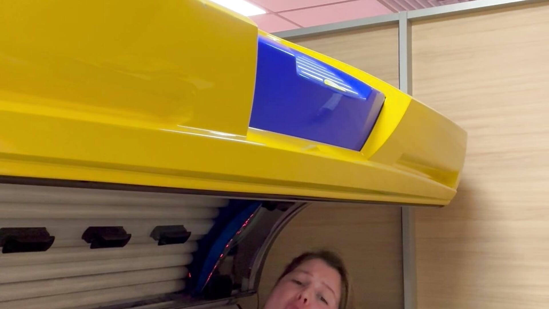 Unanständig im Solarium Orgasmus mit dem Lush - video by BootyLola cam model