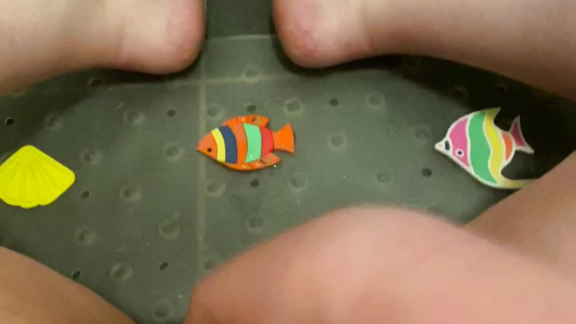 Feucht fröhliche Spiele im Badezimmer - video by BootyLola cam model