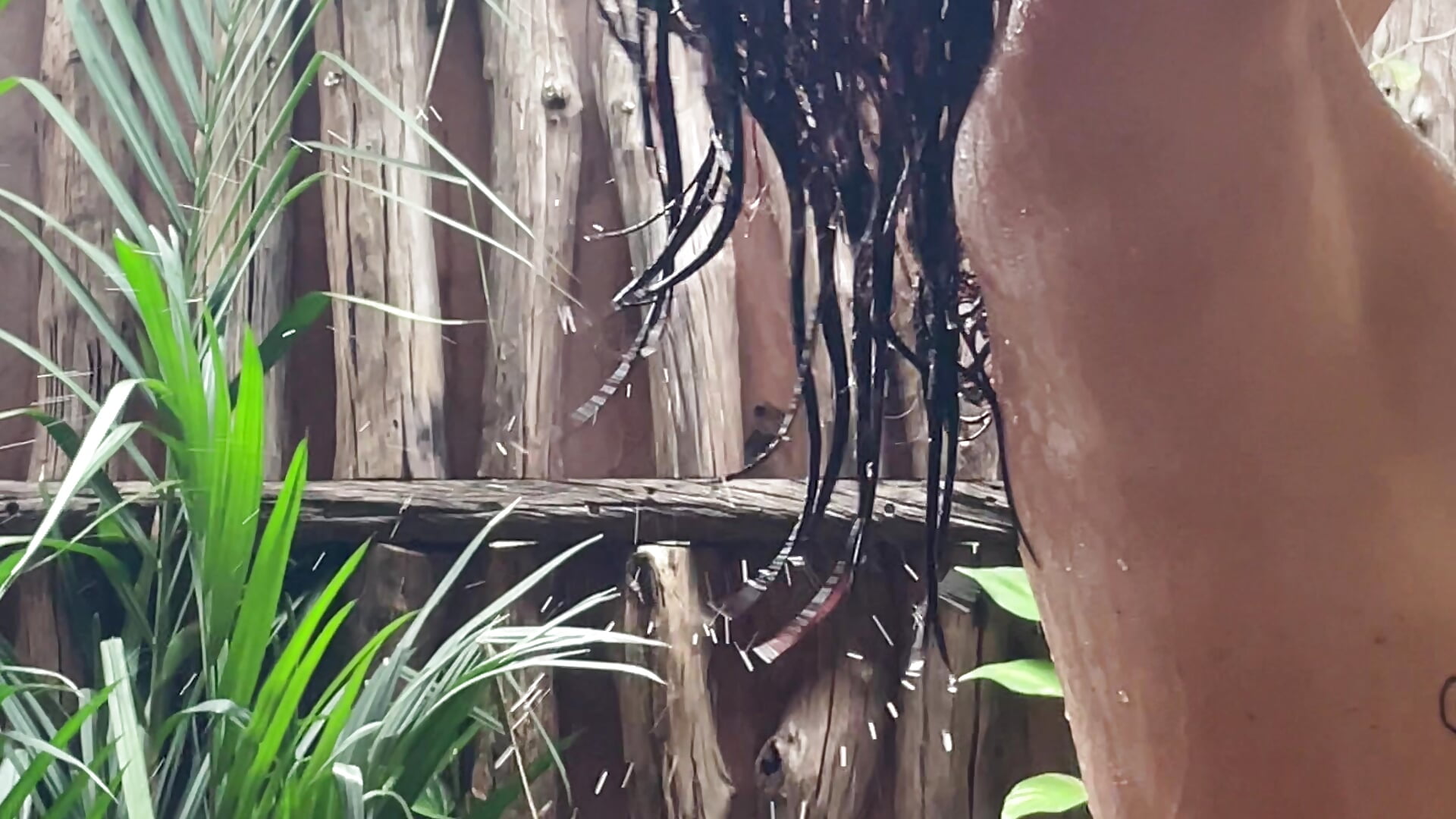 Showering Nekked in the Jungle Outdoor Shower — filmik RheaRoxx, modela(-lki) na kamerkach