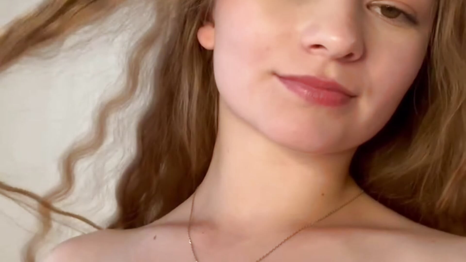 Curly-haired fun in the bed😍