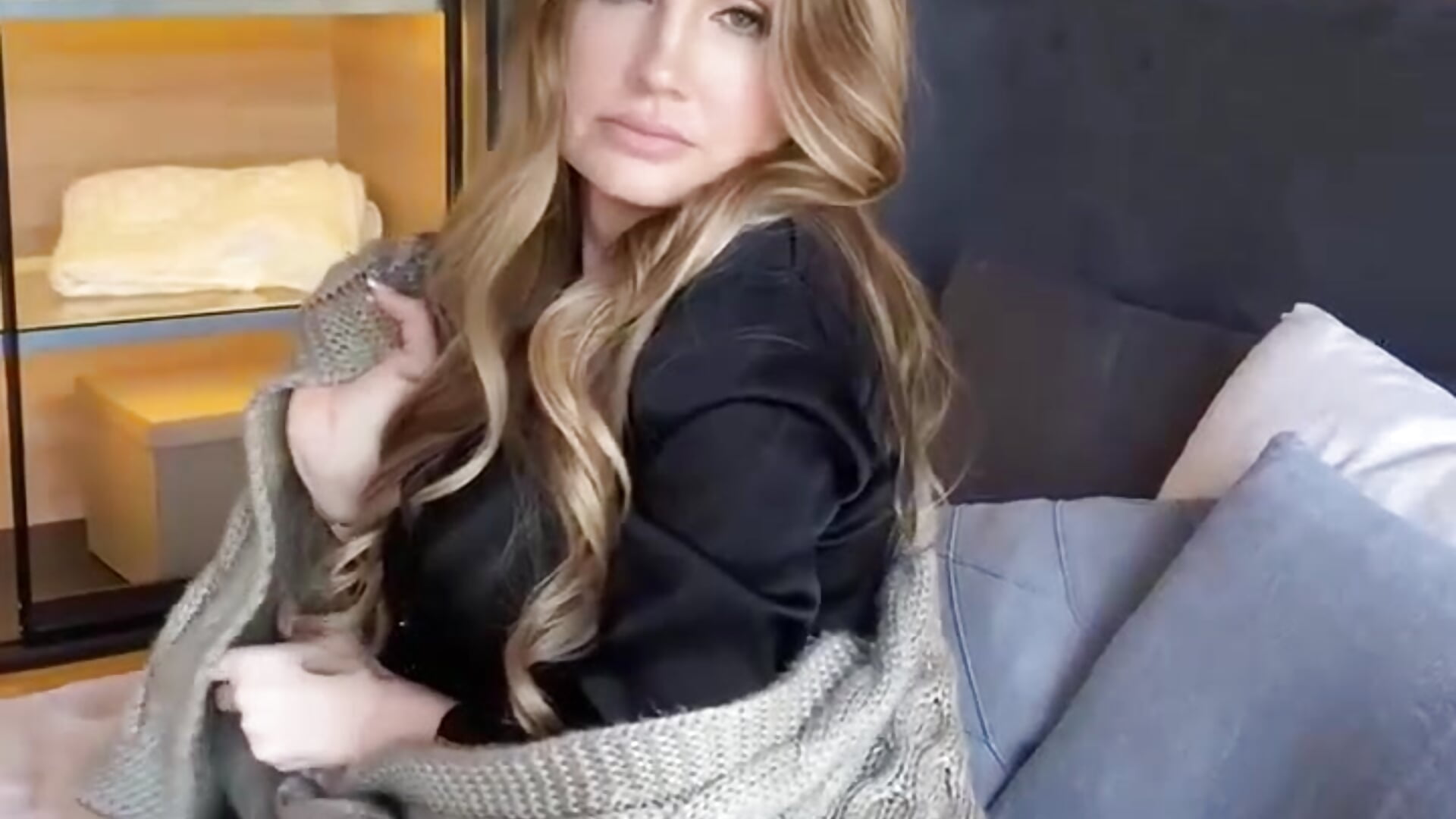 Sensual view in my office - video by Alexandra_Dee cam model