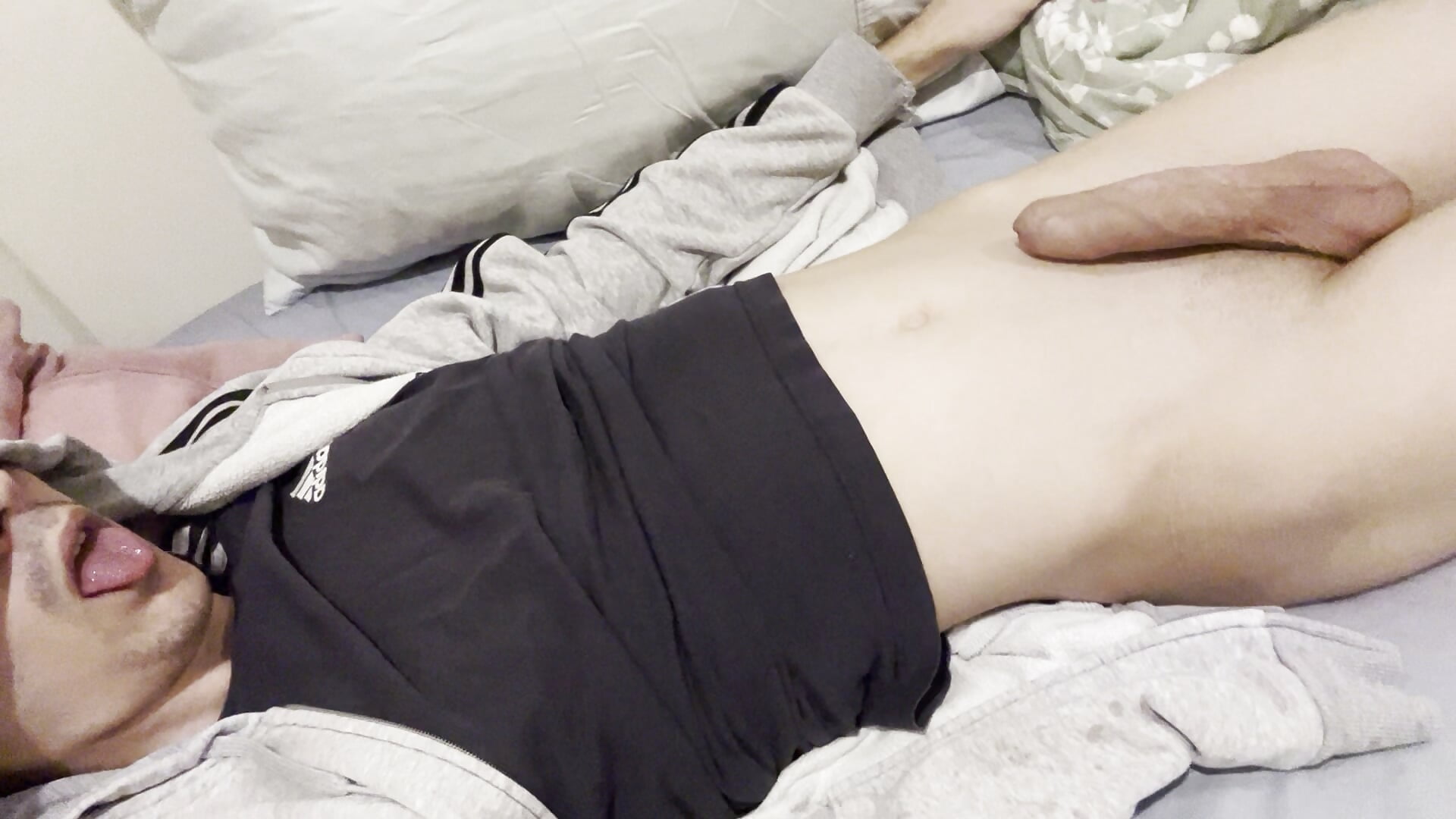 Chilling in bed >:3 - next_2_youu adlı kamera modelinin videosu