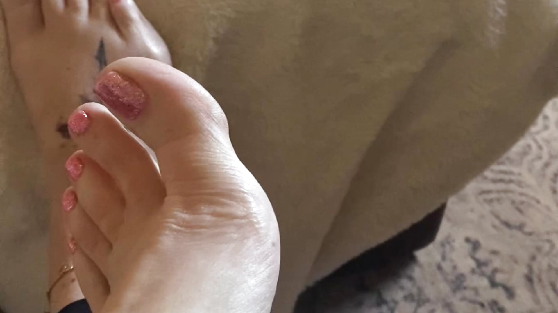Feet 🦶 - video by CurvyPia cam model