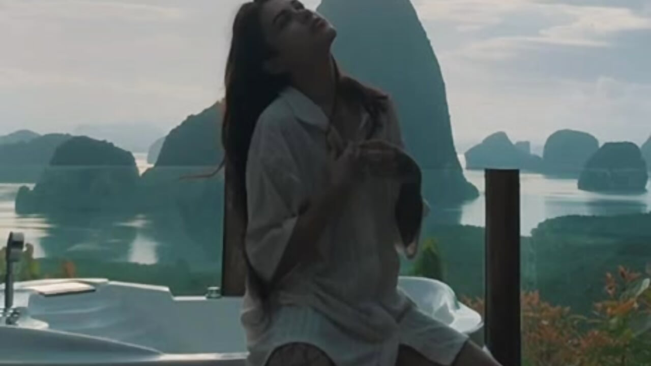 pool with a view of the mountains - video by Delialiss cam model