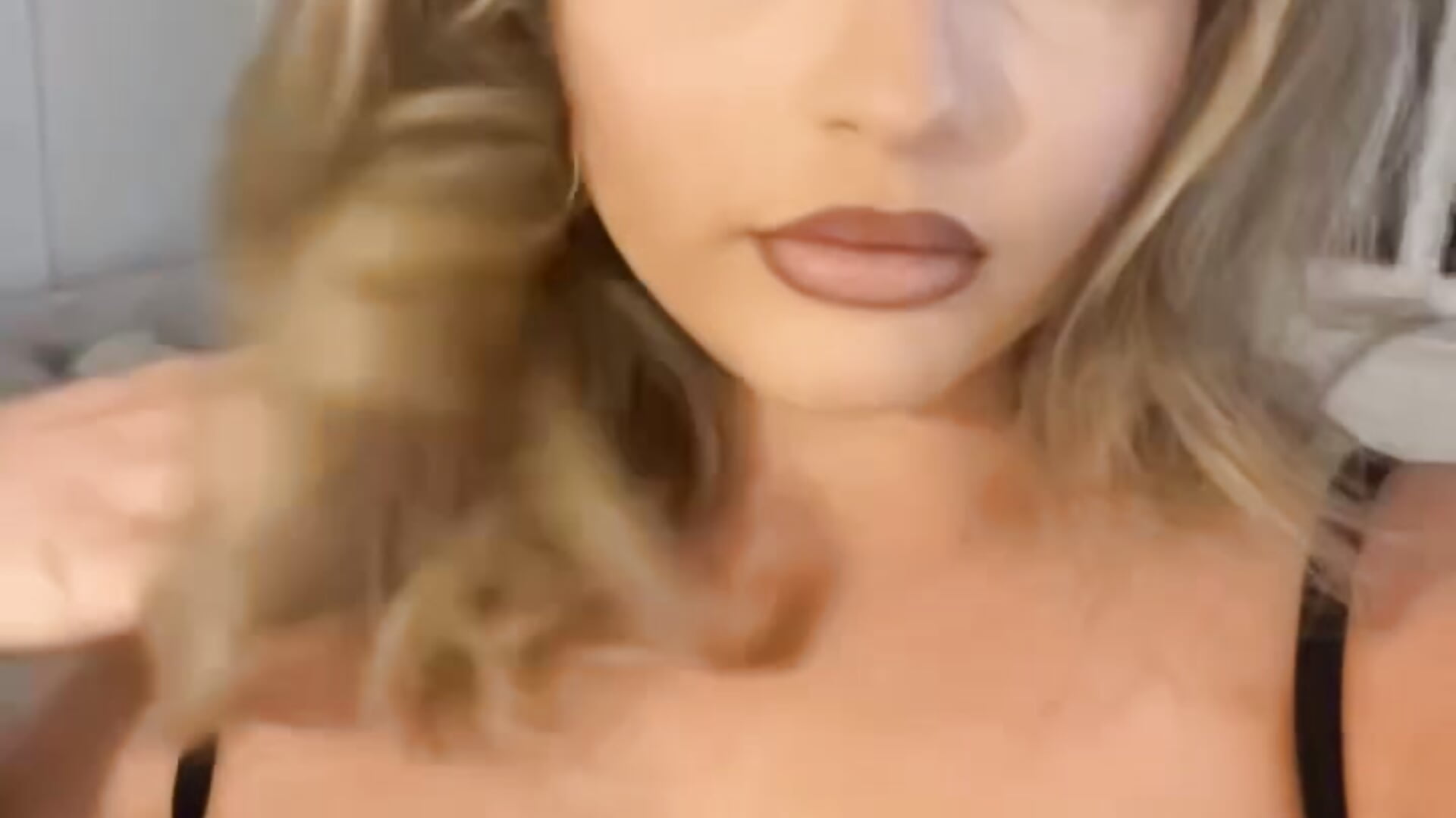A1F2BB75-55DE-4E0B-9B7C-DA341E6C52B0 - video van crystalminx cam-model