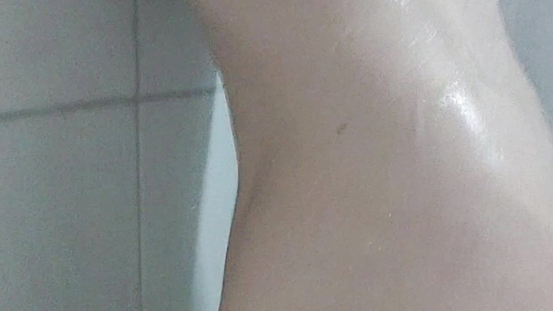 En el baño del gym - video av zull23 cam model