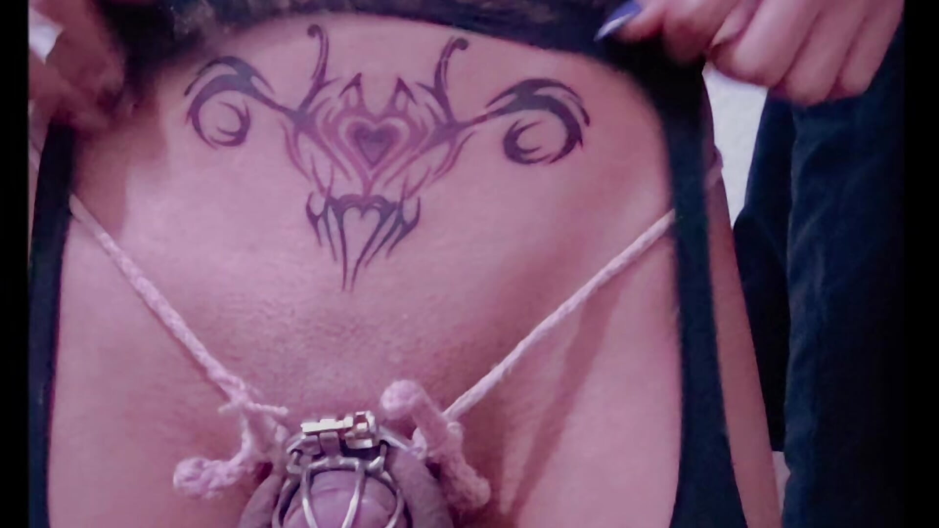 Estrenando jaula y tatuaje - video Femboy_pussy kameramallilta
