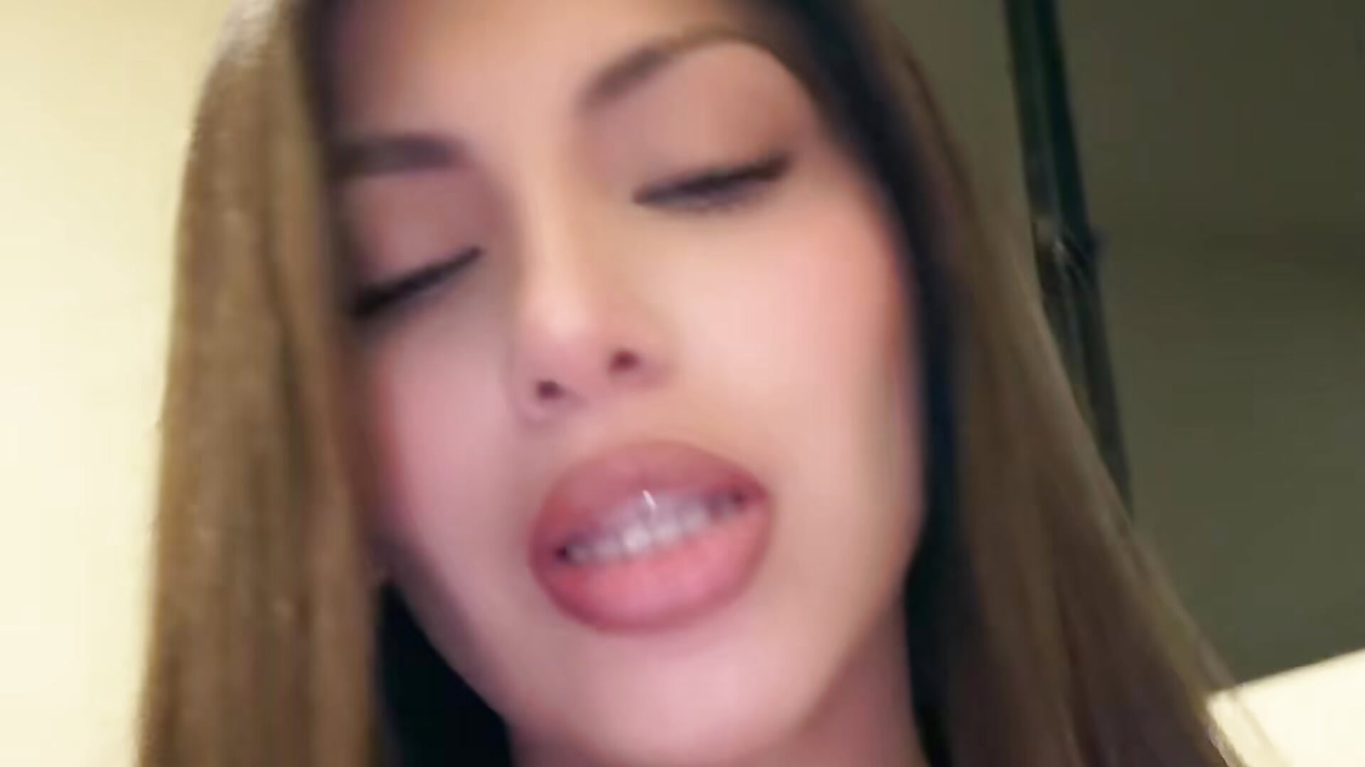 v1c044g50000dagtqqnog65kjn1mhi20 - vidéo du modèle de showcams MadelineHayez