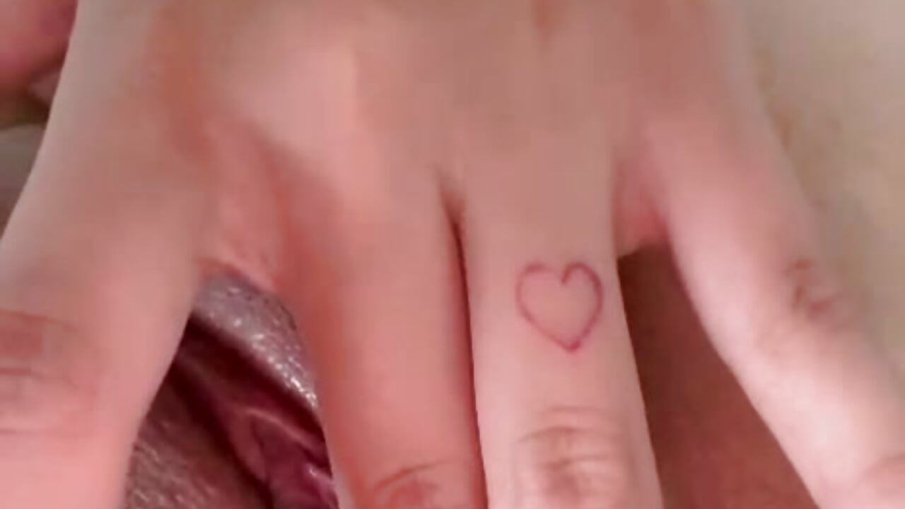 BEAUTIFUL PUSSY- JUICY 🤤