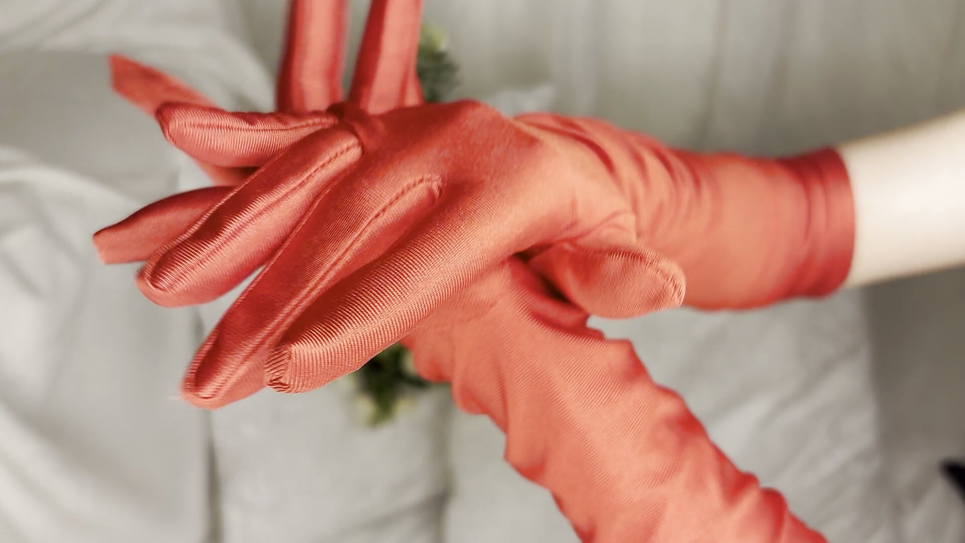 Red satin gloves - video van Kiki__mora cam-model