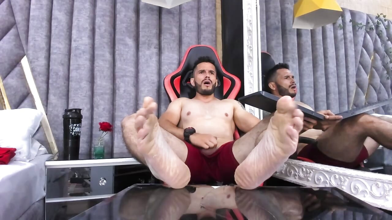 getting turned on by showing my feet - Vídeo de TheeRock_1, modelo de vídeos