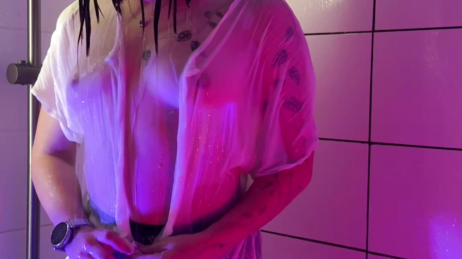 wet white shirt&naked tits - video di OgonEcheK modella di cam