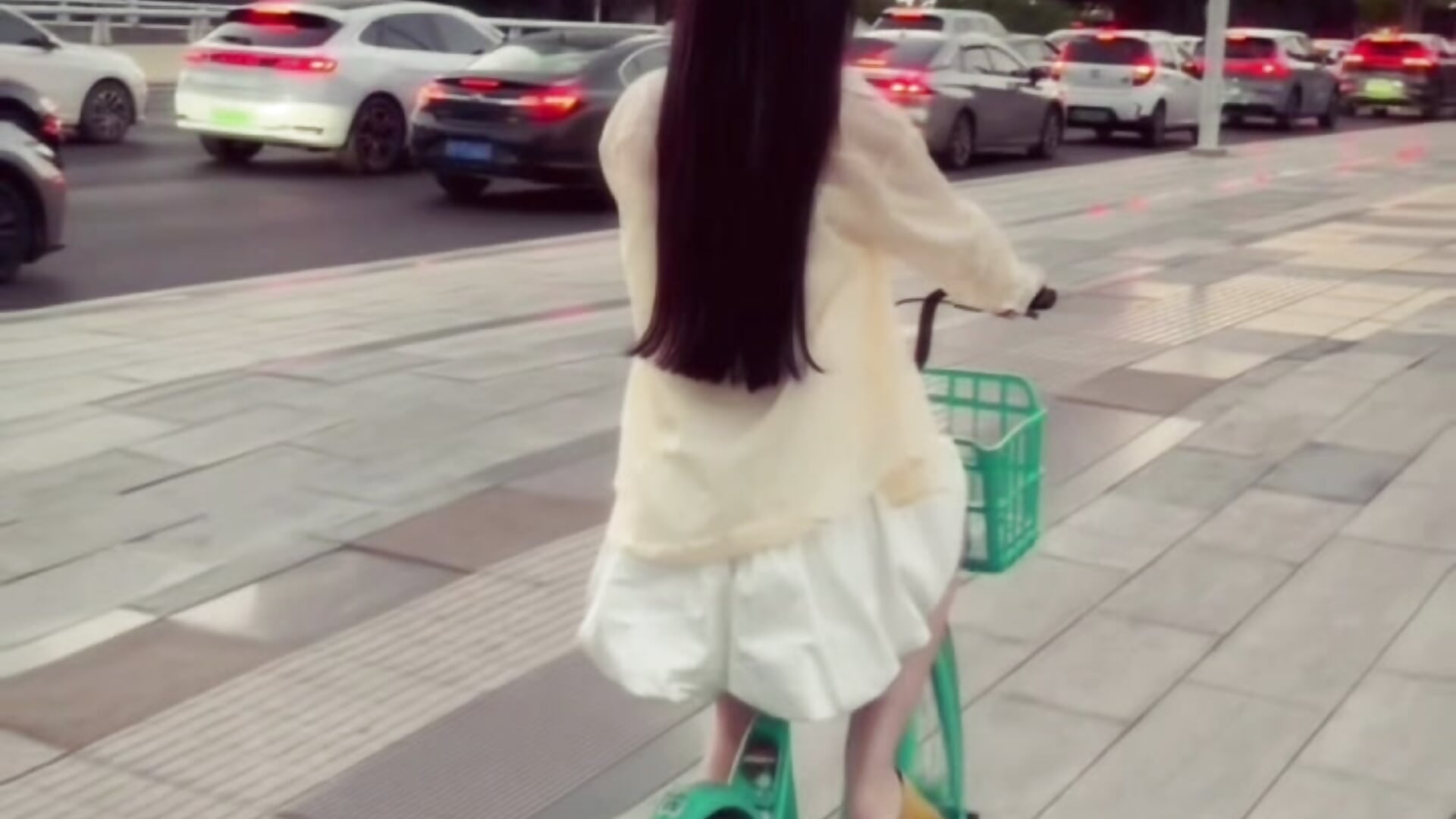 骑车车啦 - video by Alili-AL