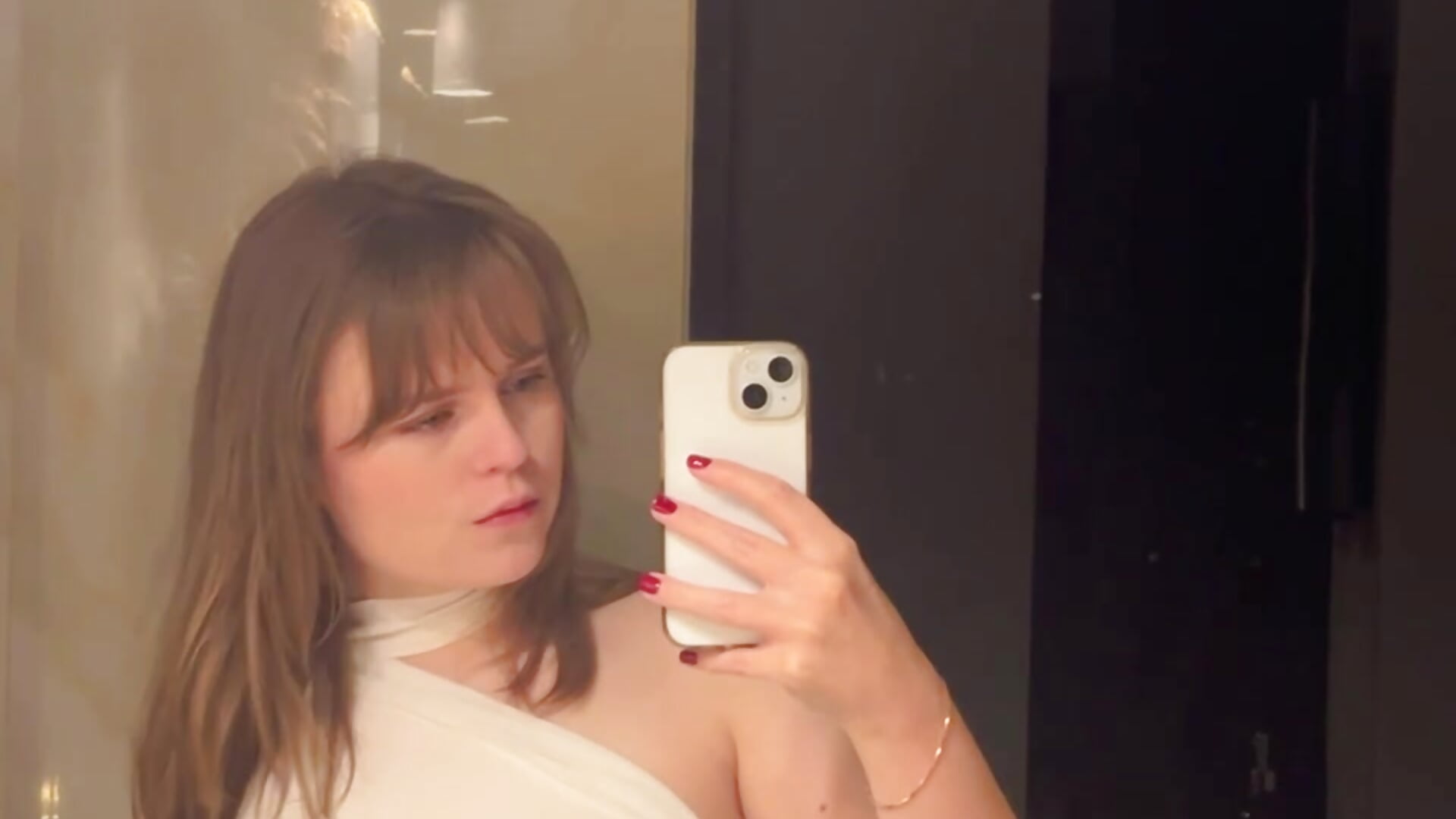 A glass of wine? - video di salty_ice modella di cam