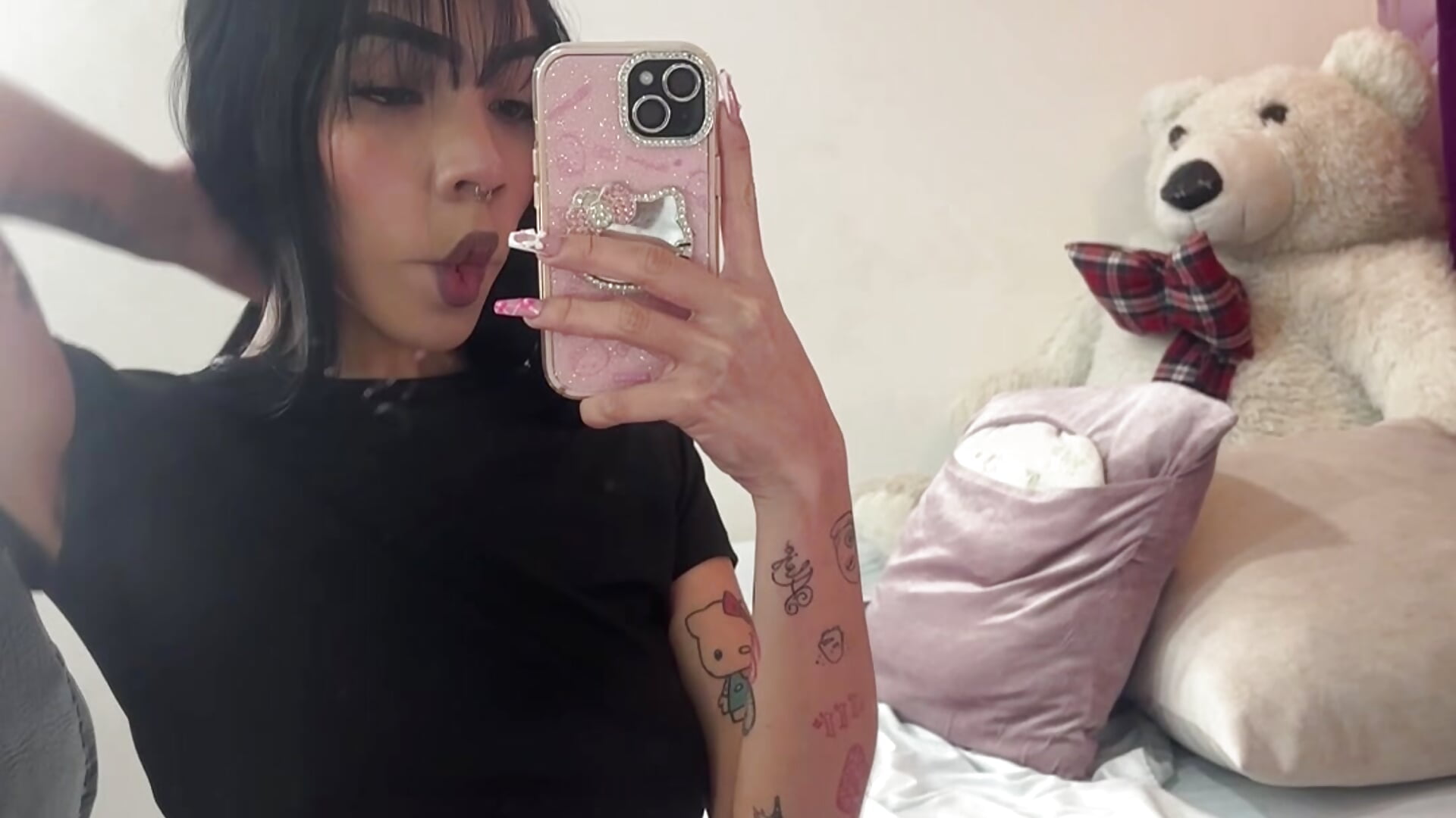 B3AB9C56-F70C-4048-A9CA-9E584D45F172 - clip cu chloe_rhoadess model videochat
