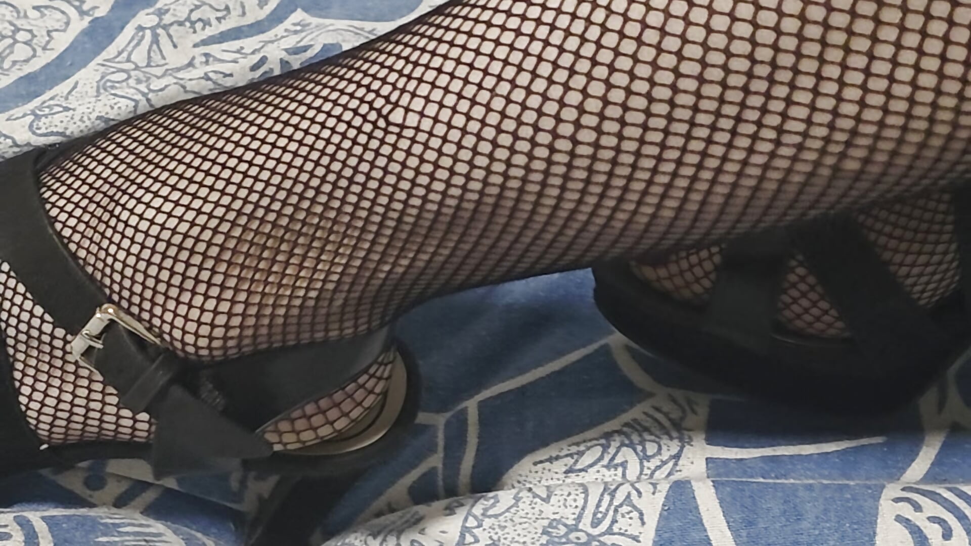 Feet 🙈 - video by Kira_yhw cam model