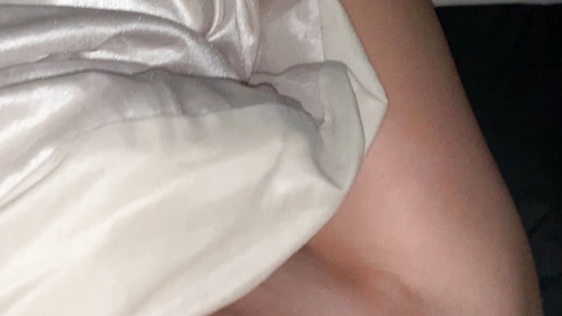 In bed naked ready for bed – video af Desyrixx cam-model