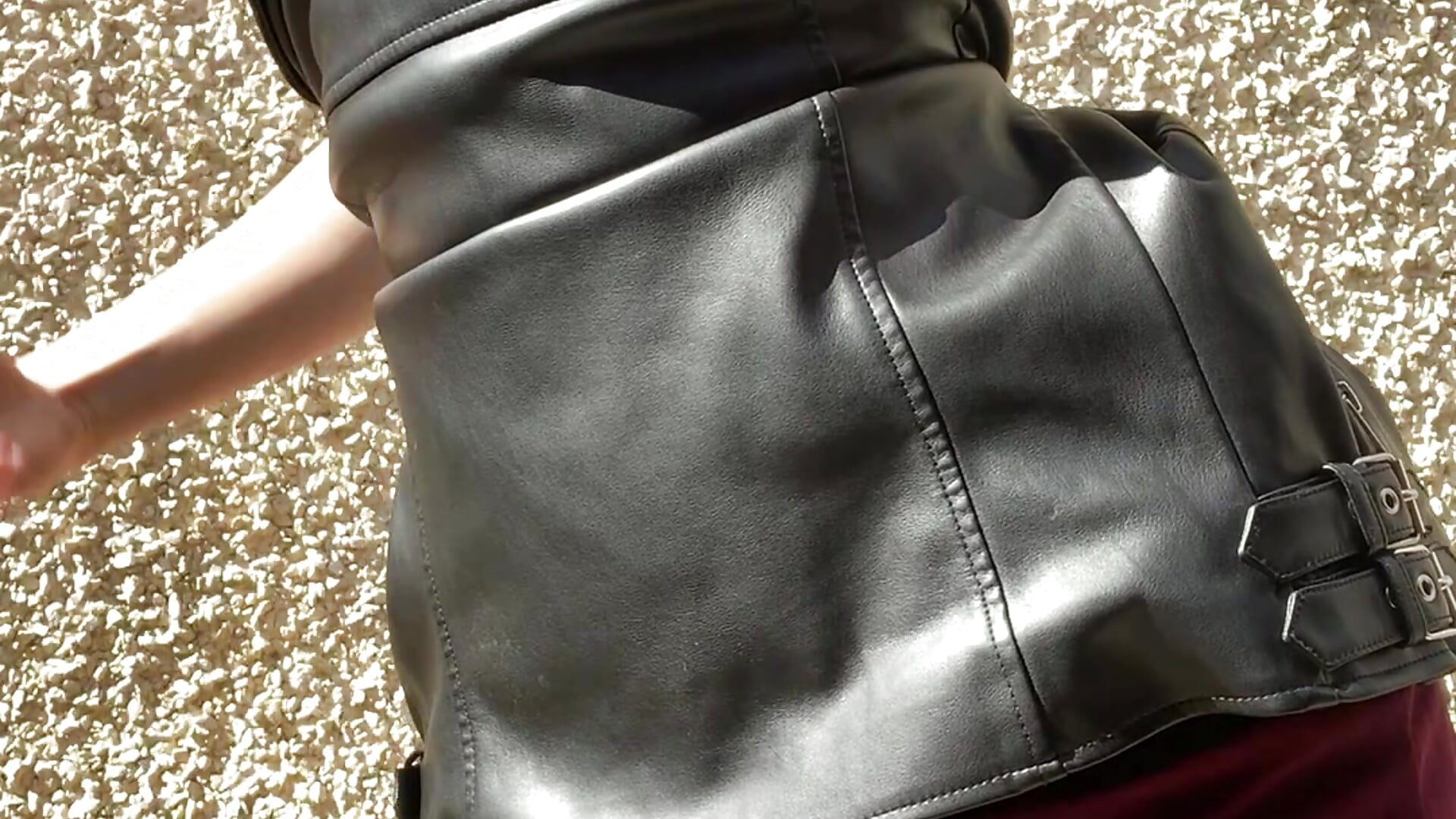 Wearing my leather jacket the way you’re not supposed to… but who likes following rules anyway? 🖤
