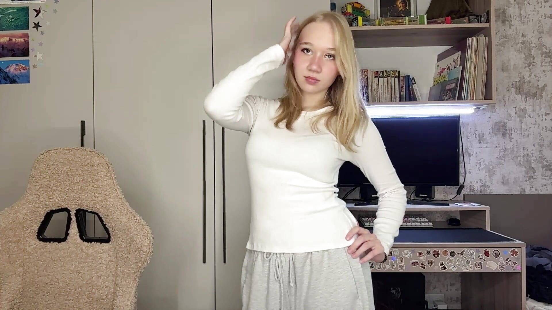 my outfit and my voluminous breasts - video van ShuSchauf cam-model