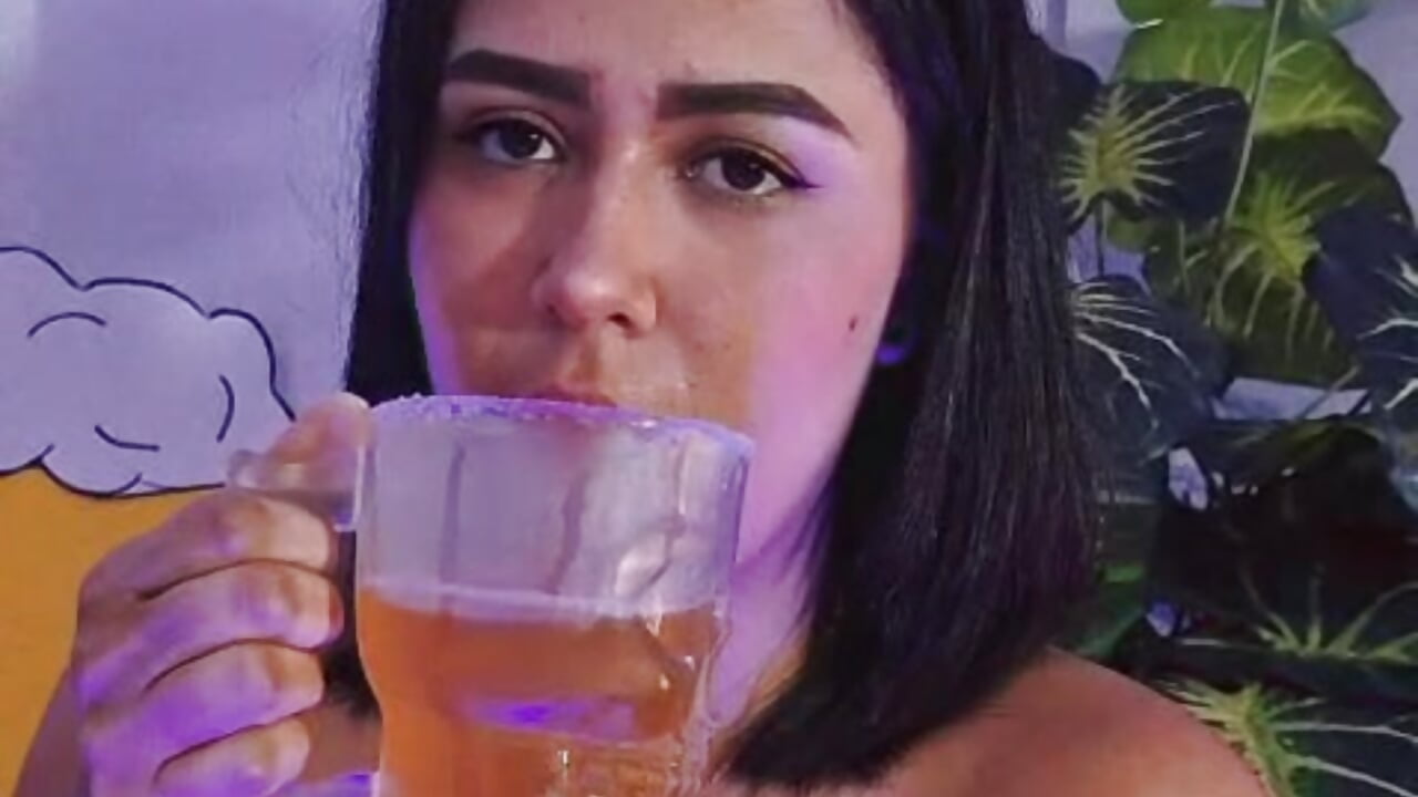 How about we celebrate today? 🎊🍺 I invite you to check out my new content—kisses 💦🍺 - סרטון של HarperRuiz, דוגמן/ית מצלמה