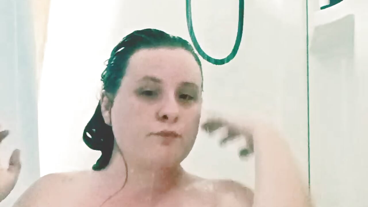 Watch me shower and play a little — filmik Dirtyminds1993, modela(-lki) na kamerkach