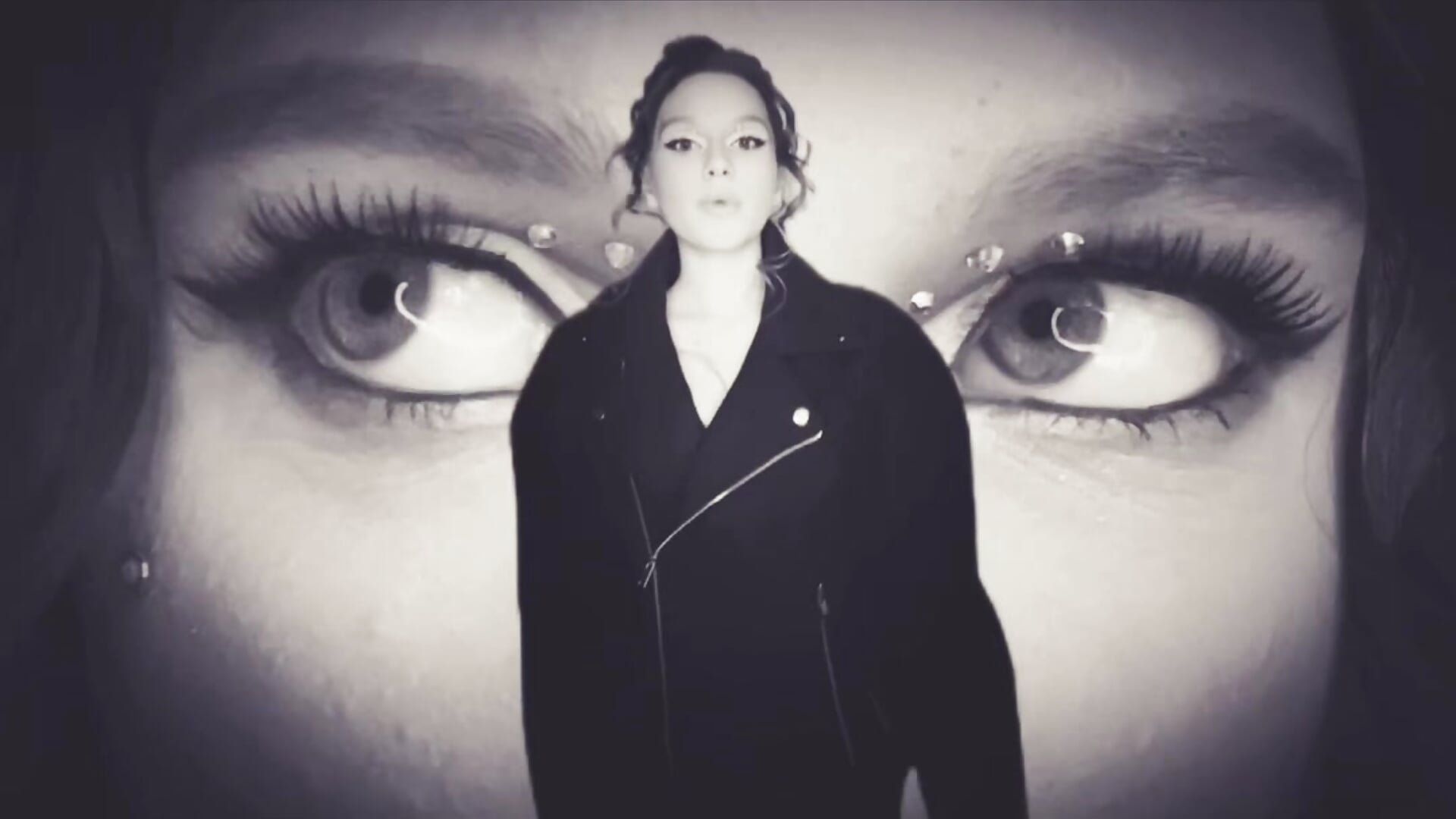 I’m wearing a French perfume. - video di ElodieRenaud modella di cam
