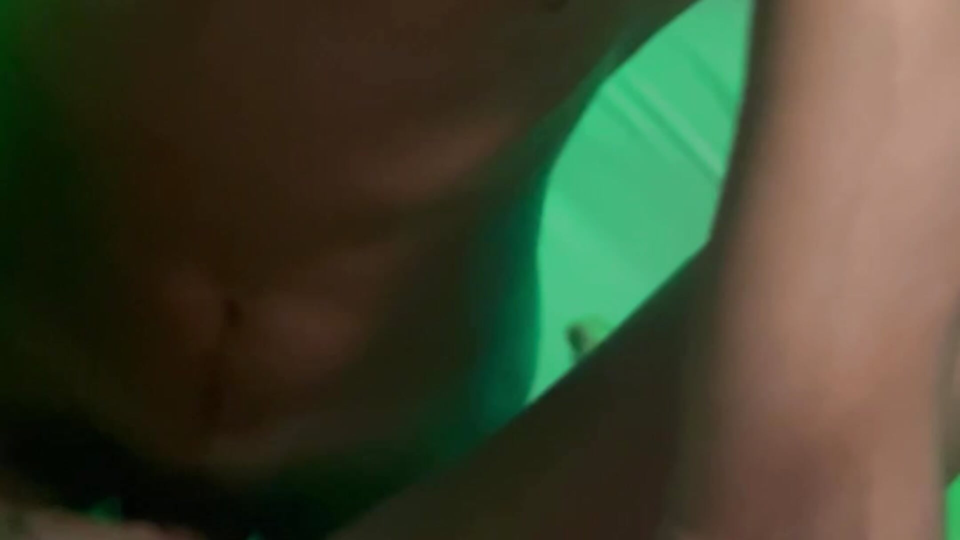 Il me gicle sur les seins - video di LounaSecrets