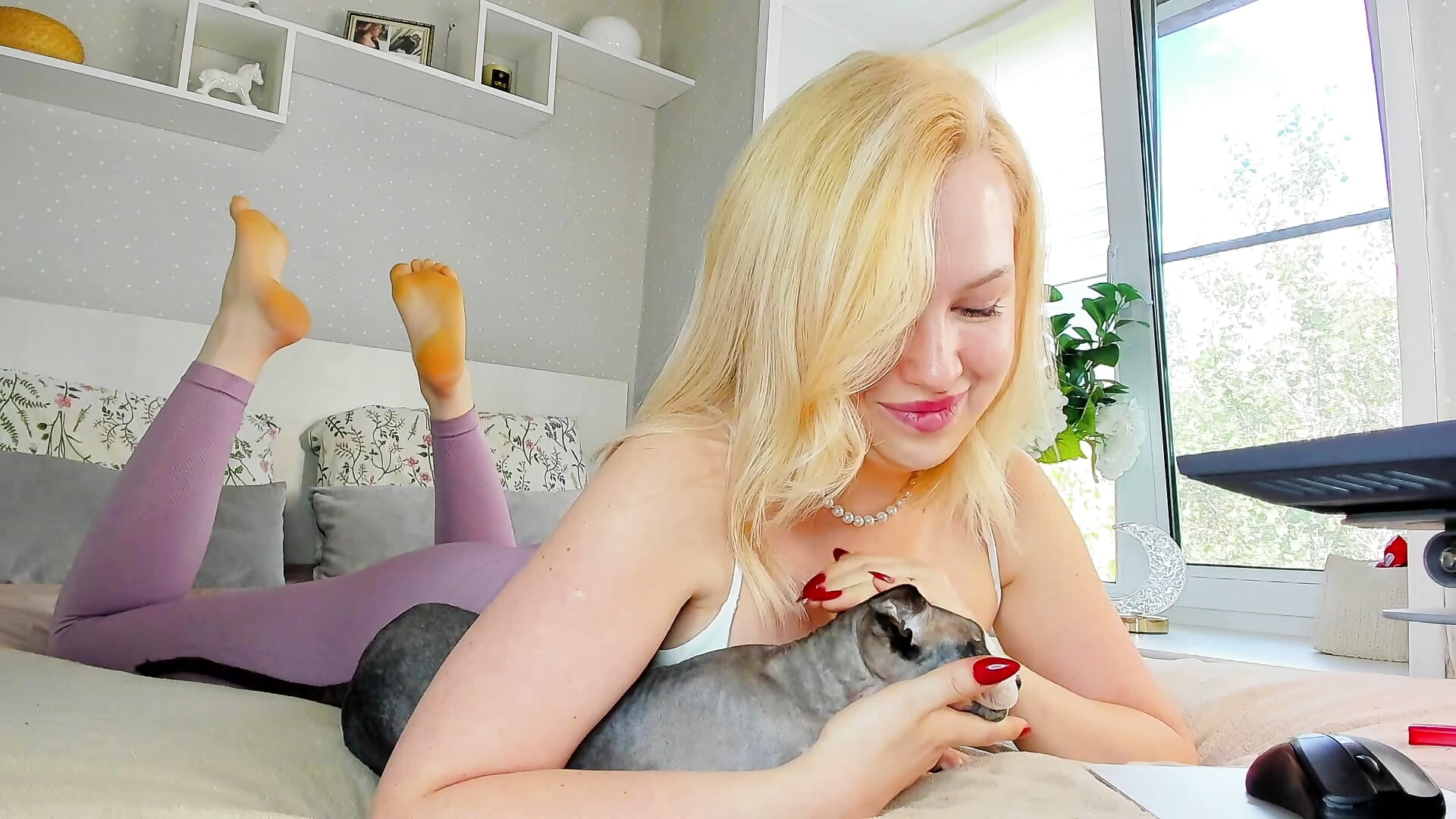 My sweet pussy loves affection – видео вебкам-модели ViktoriaSekret