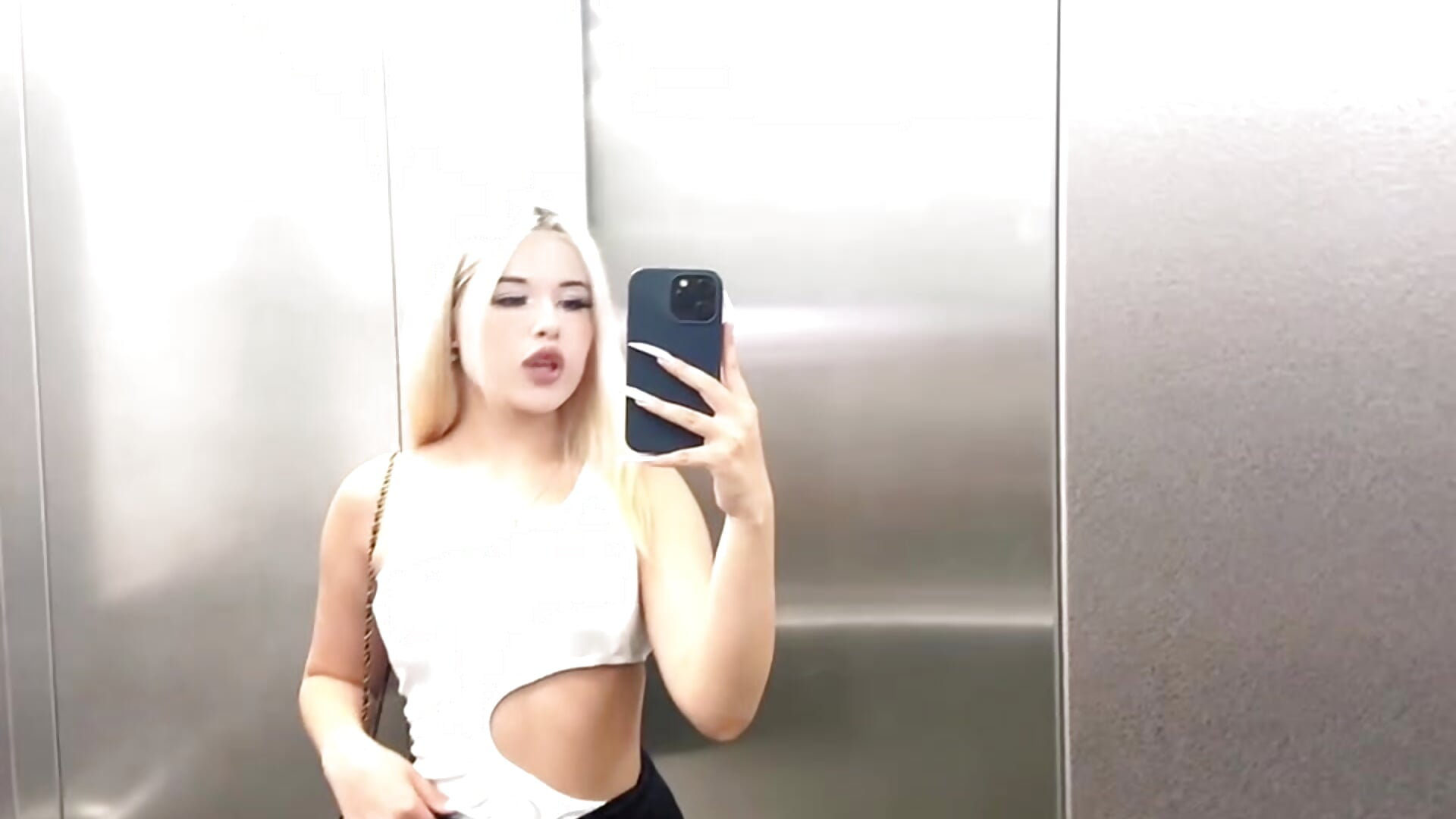Tiktok) Nellie - video di Kitty_m1la modella di cam
