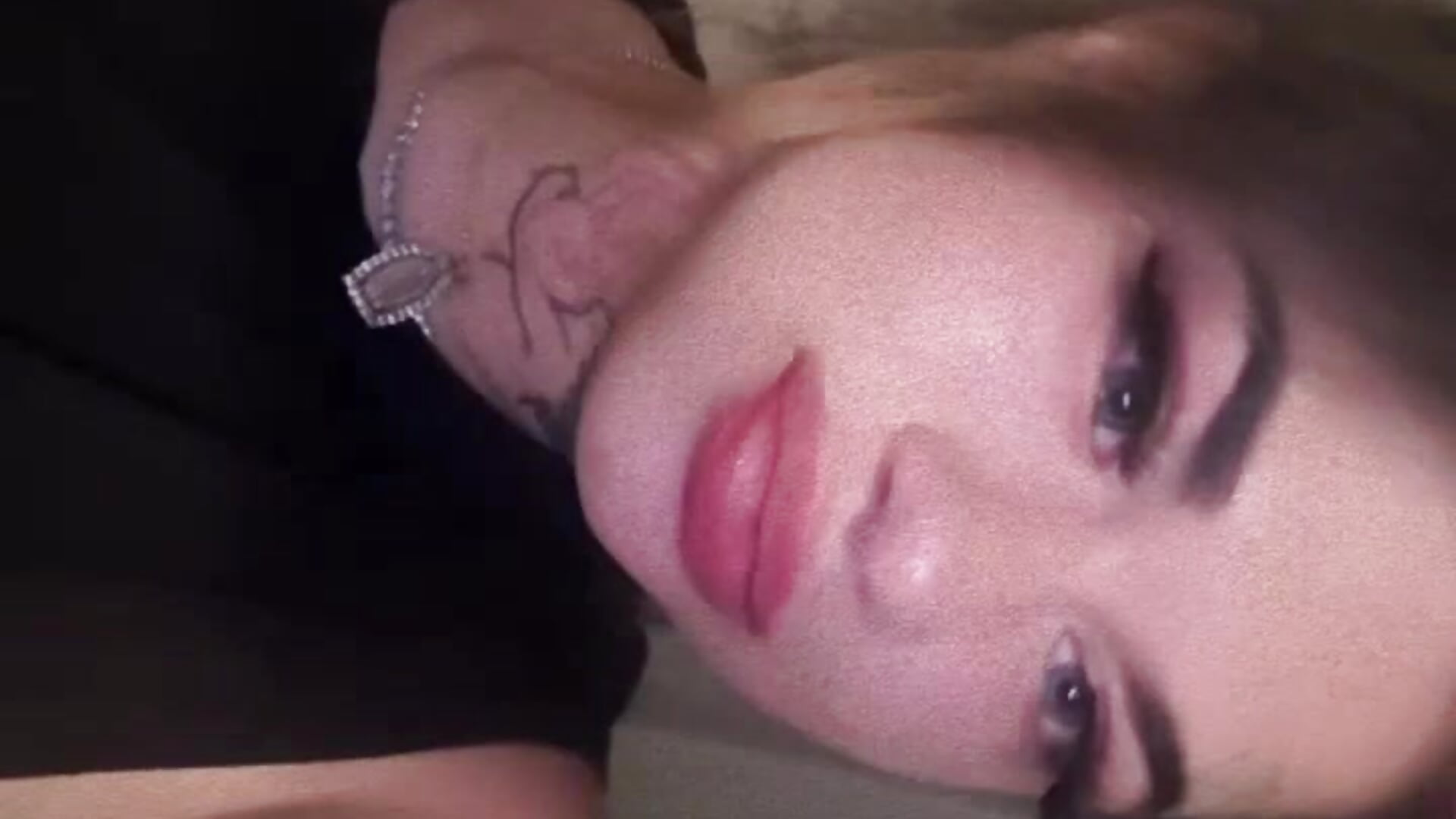 Tongue out 😝 – video af SaintKhaos