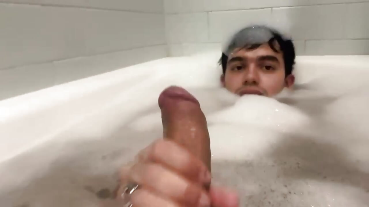 Wanna join me at the bathub 🫧 - فيديو من matteo_XL موديل الكام