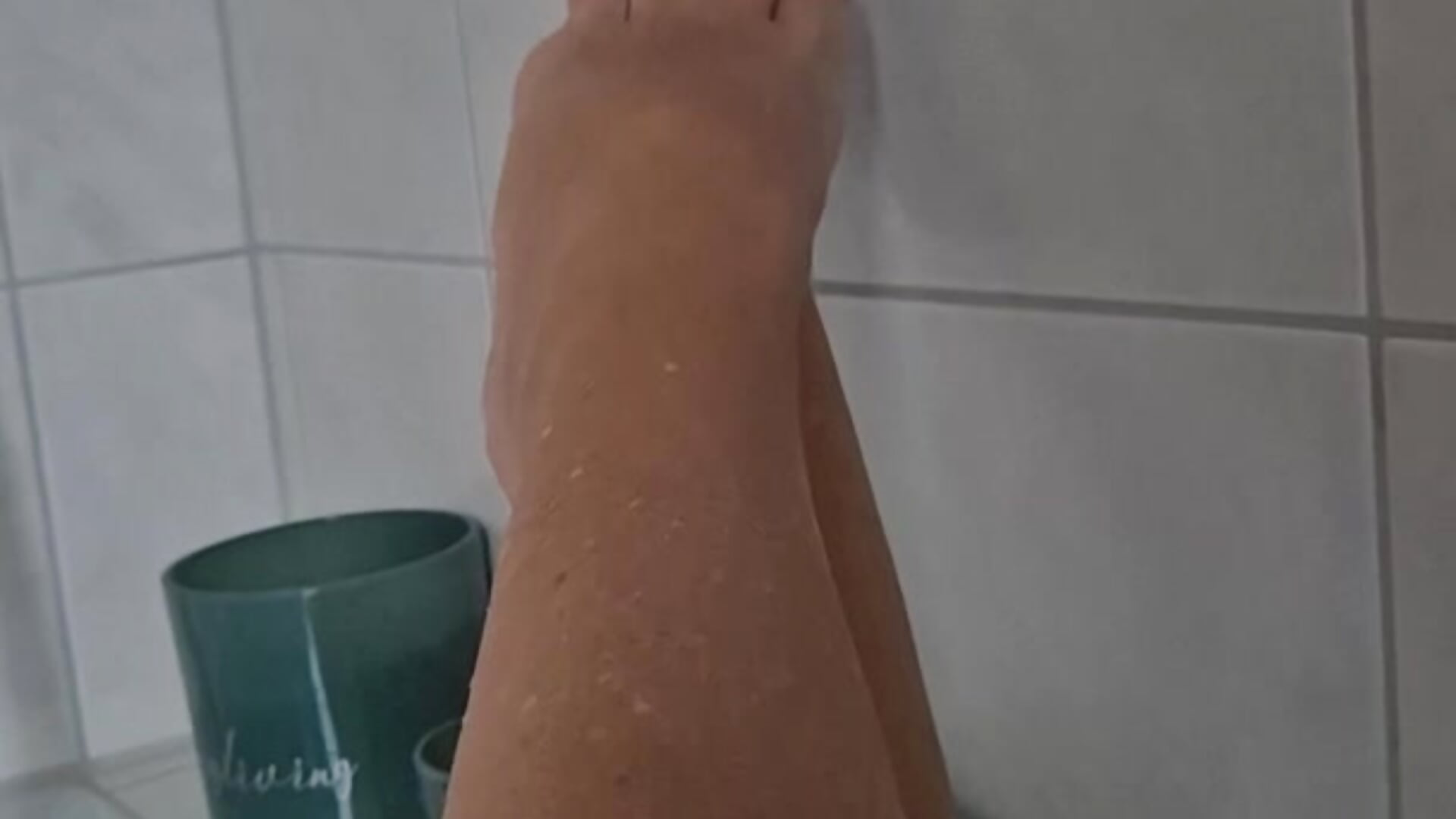 Soak your feet - video oleh model kamera Satin_Touch