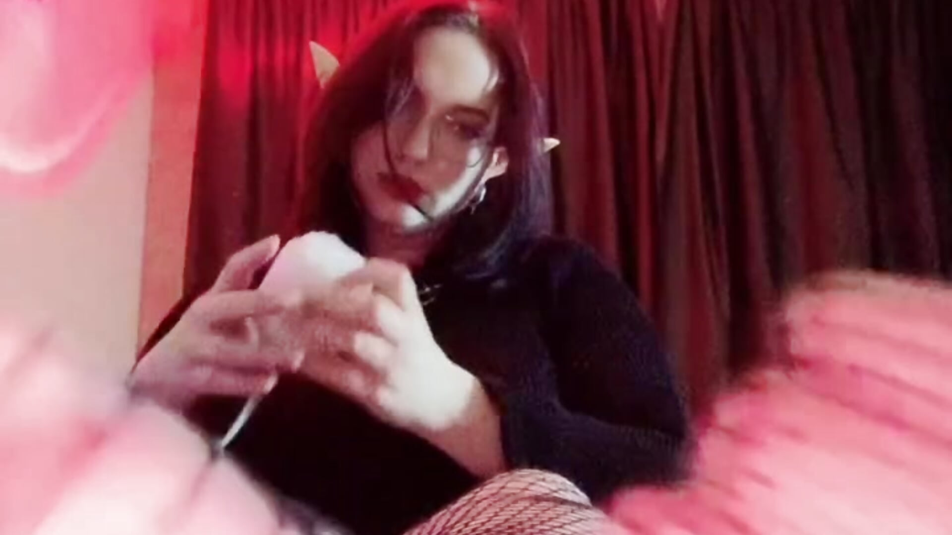 Careful, I'm ticklish 😏 - video av Passion_Velvet cam-modell