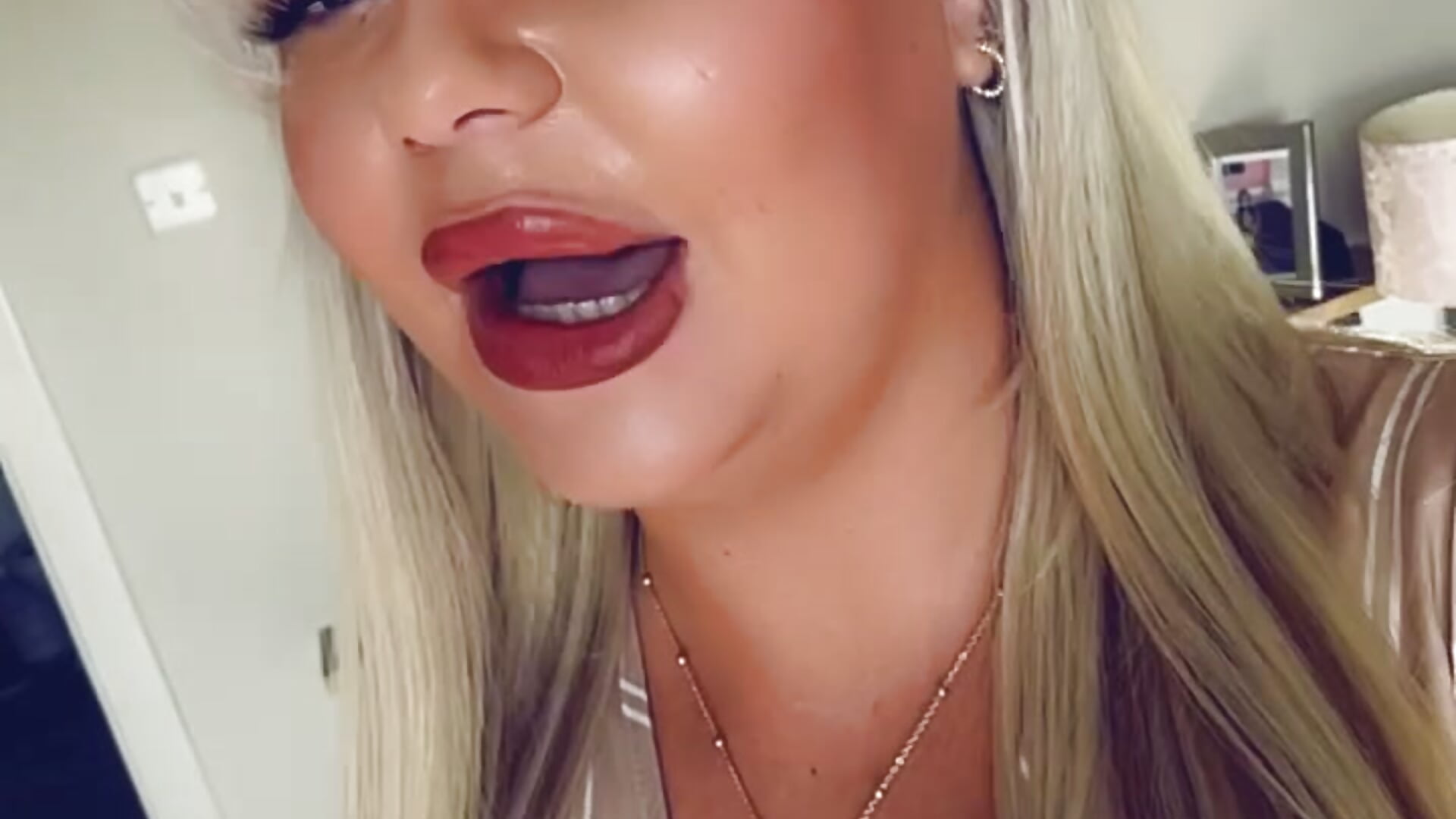 2e9e982e31404369a59ee515740e553a - clip cu blonde_baddie model videochat