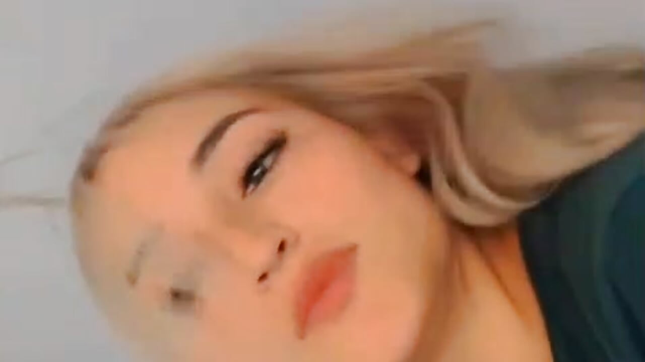 Kisses - video by miavegax cam model