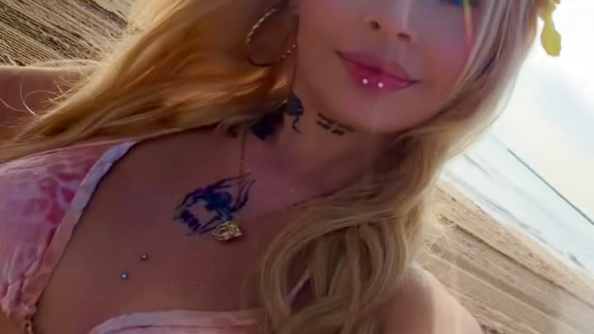 💦💦 — filmik MiaBlondiee, modela(-lki) na kamerkach