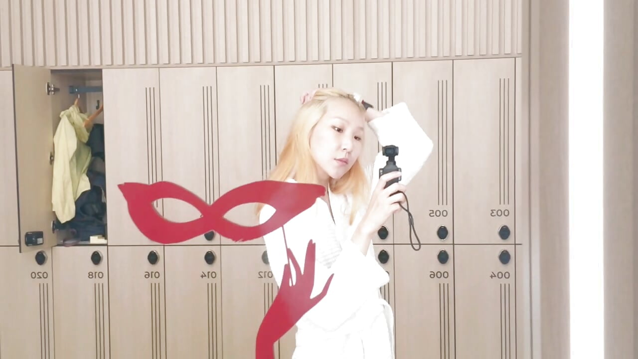 Here I am, looking so pretty in the locker room ^_^