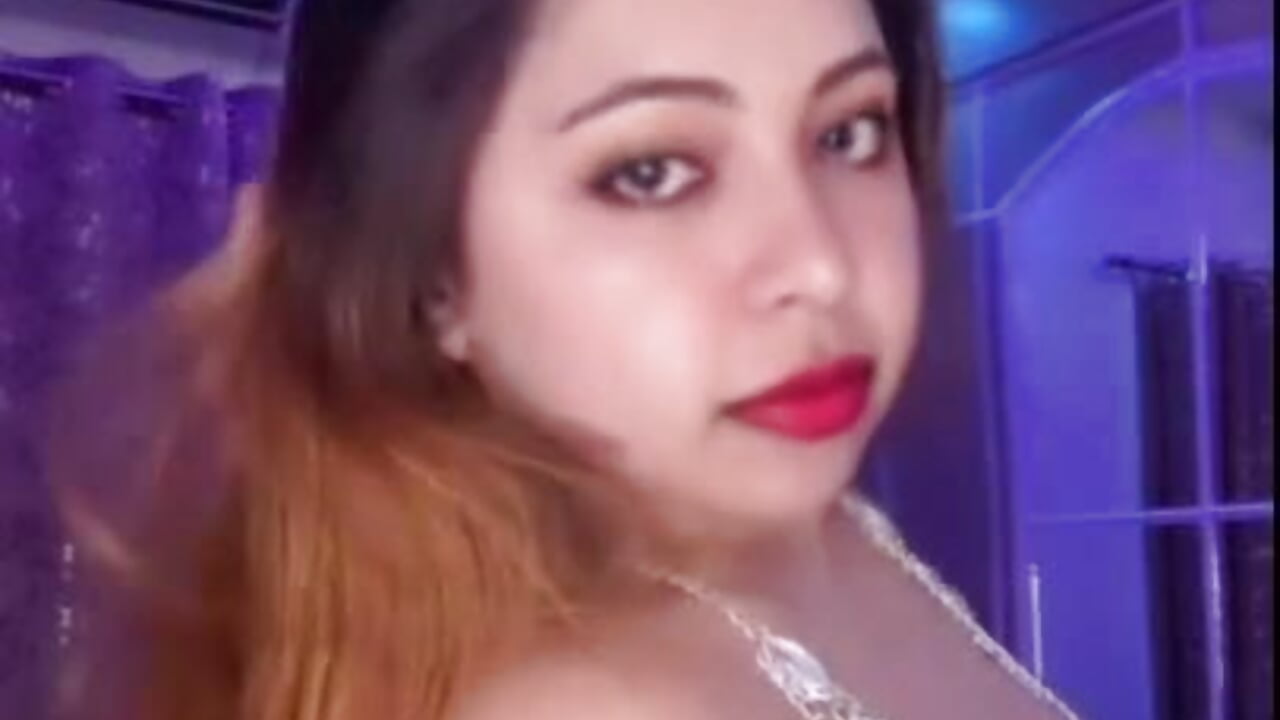 1000074552 – video modela na kameri tiyamoon