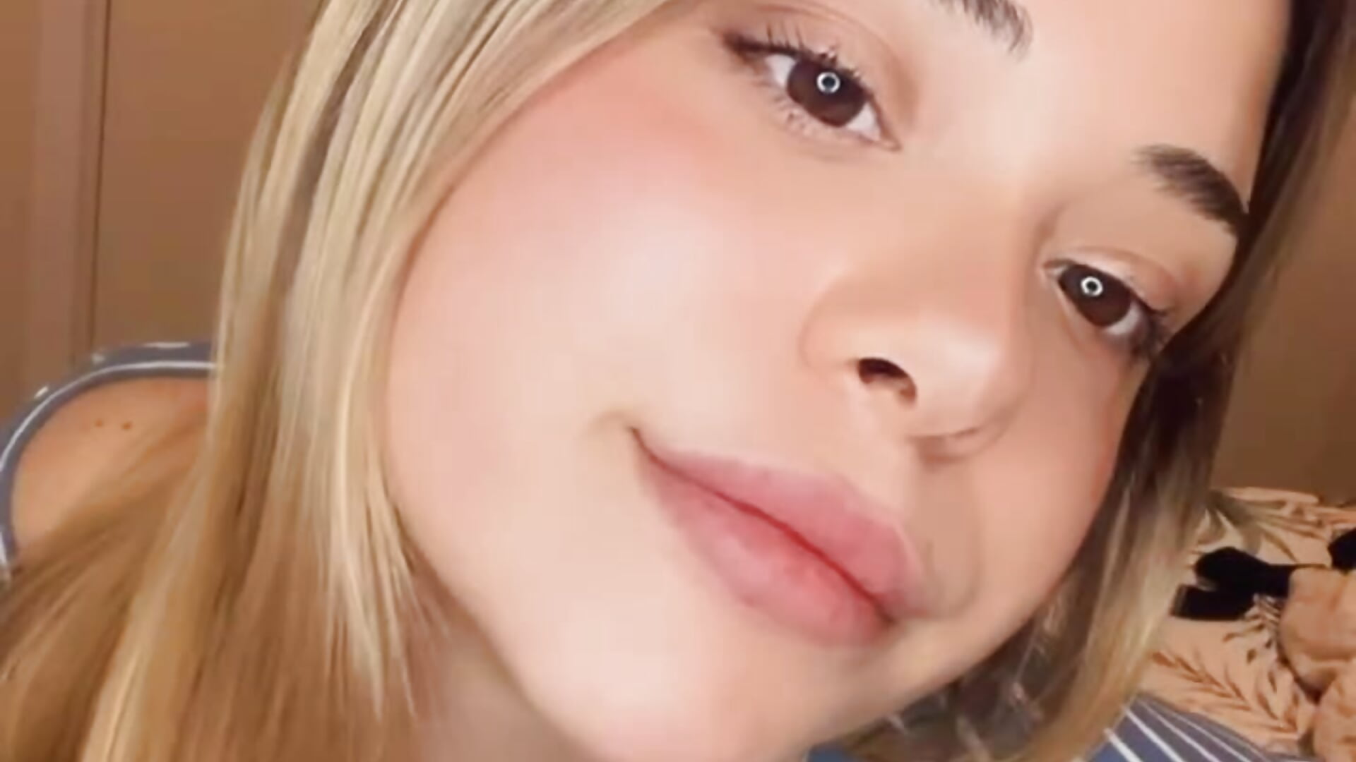 -2909796848033772758 – video od webkamerové modelky Elowyn_Star