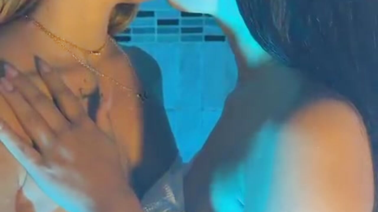 Entre miradas y deseo – video od webkamerové modelky EllieAndMolly