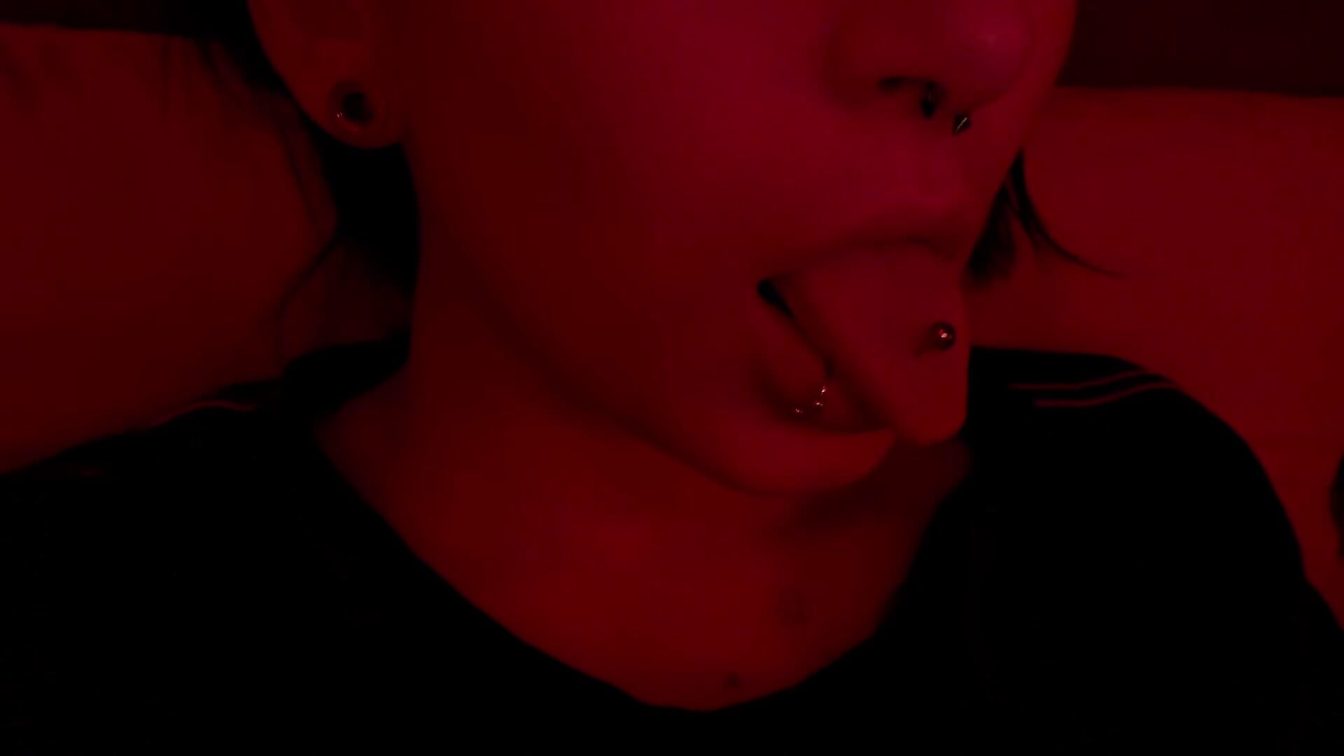 Piercing - Missmeew adlı kamera modelinin videosu
