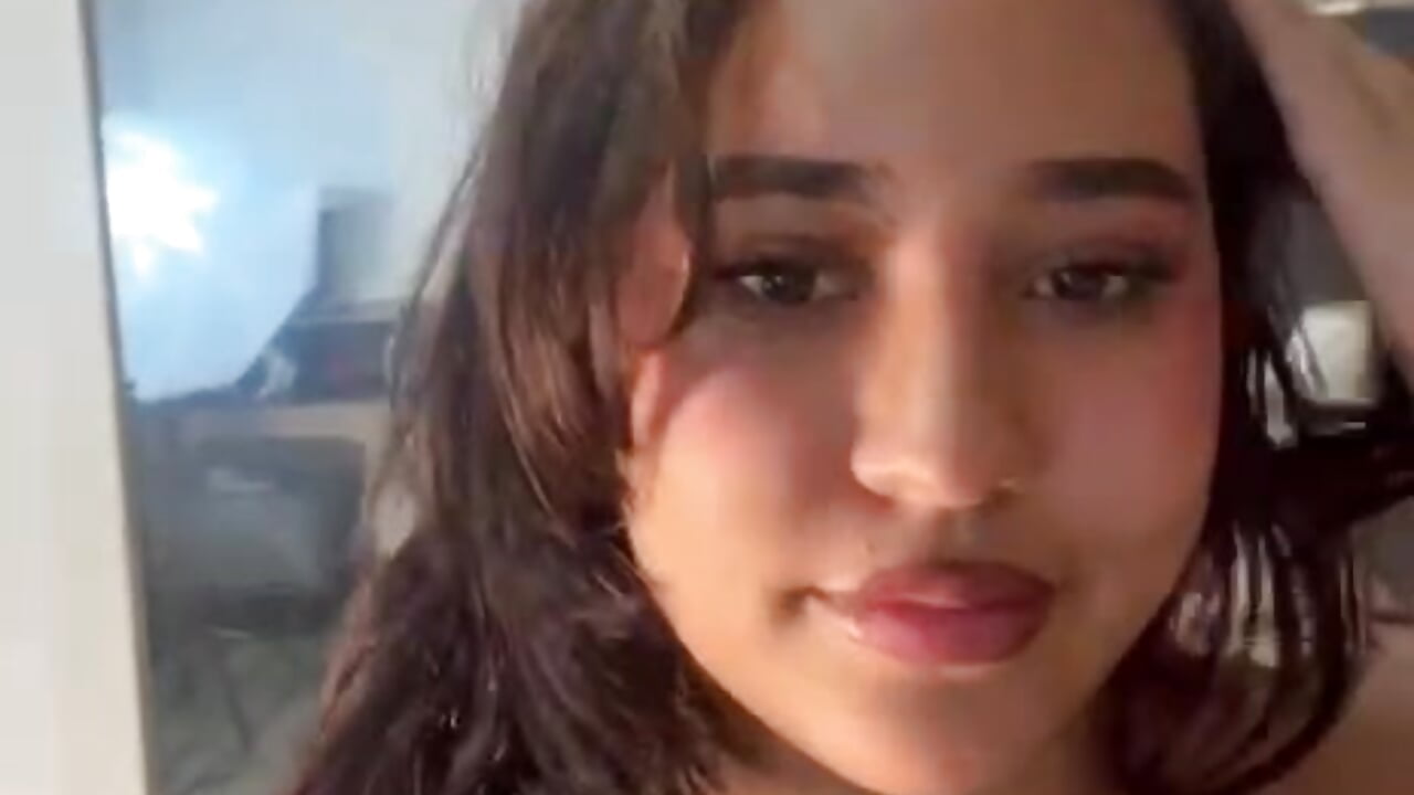 Hot looks. Real vibe. Zero filters. That's me. - video av Violet_Lux cam-modell