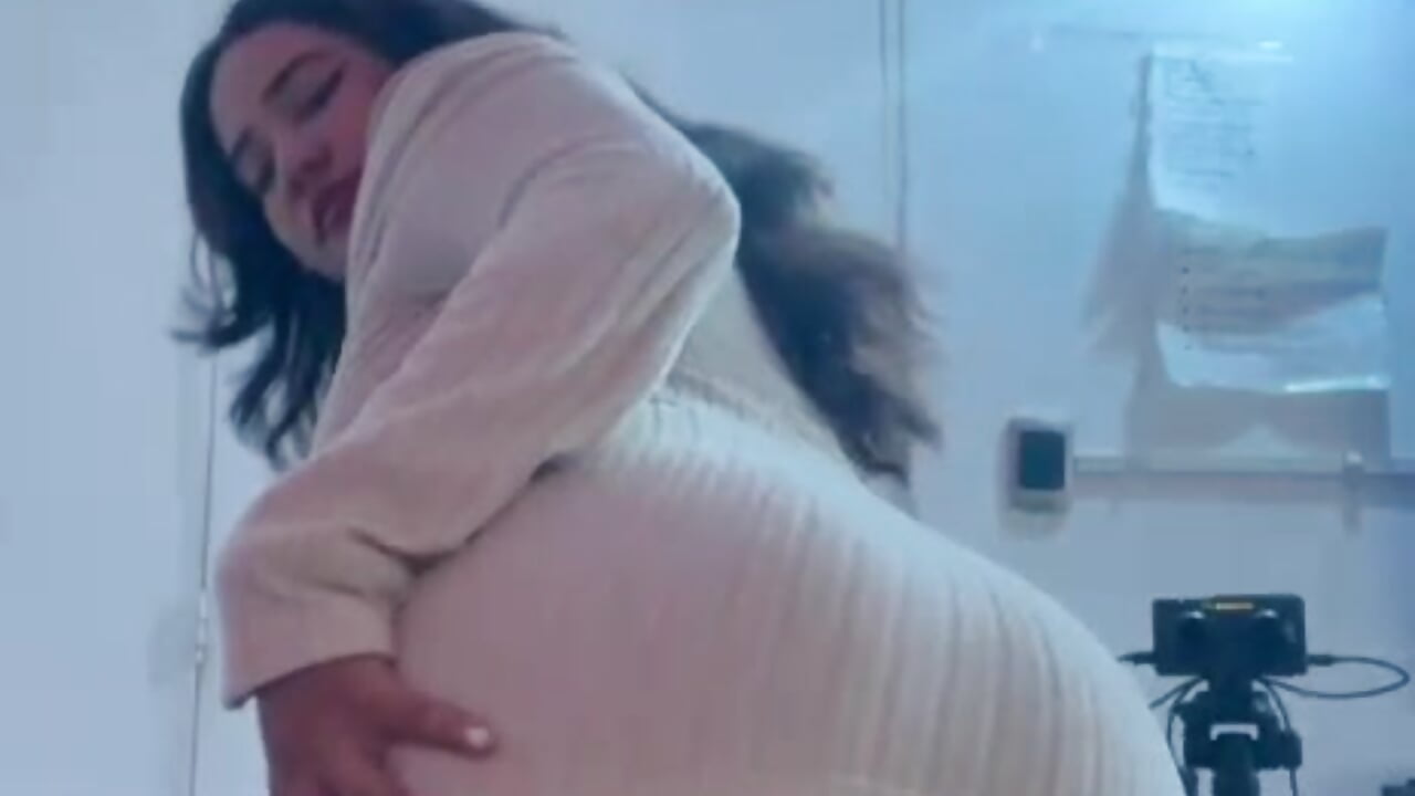 Come a little closer… I promise I don’t bite. Unless you ask nicely. 😘❤️‍🔥 - vídeo de Violet_Lux modelo de câmara