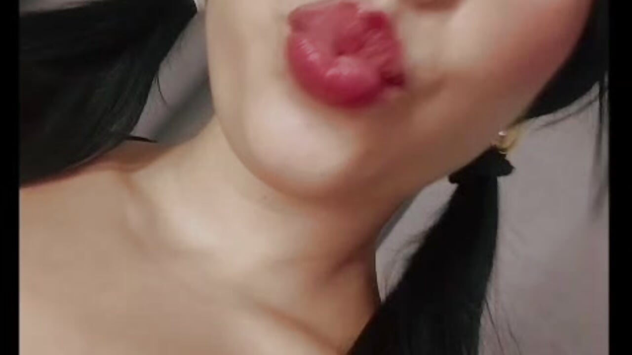 Kiss Kiss– lovelyy_rosee kameramodell videója