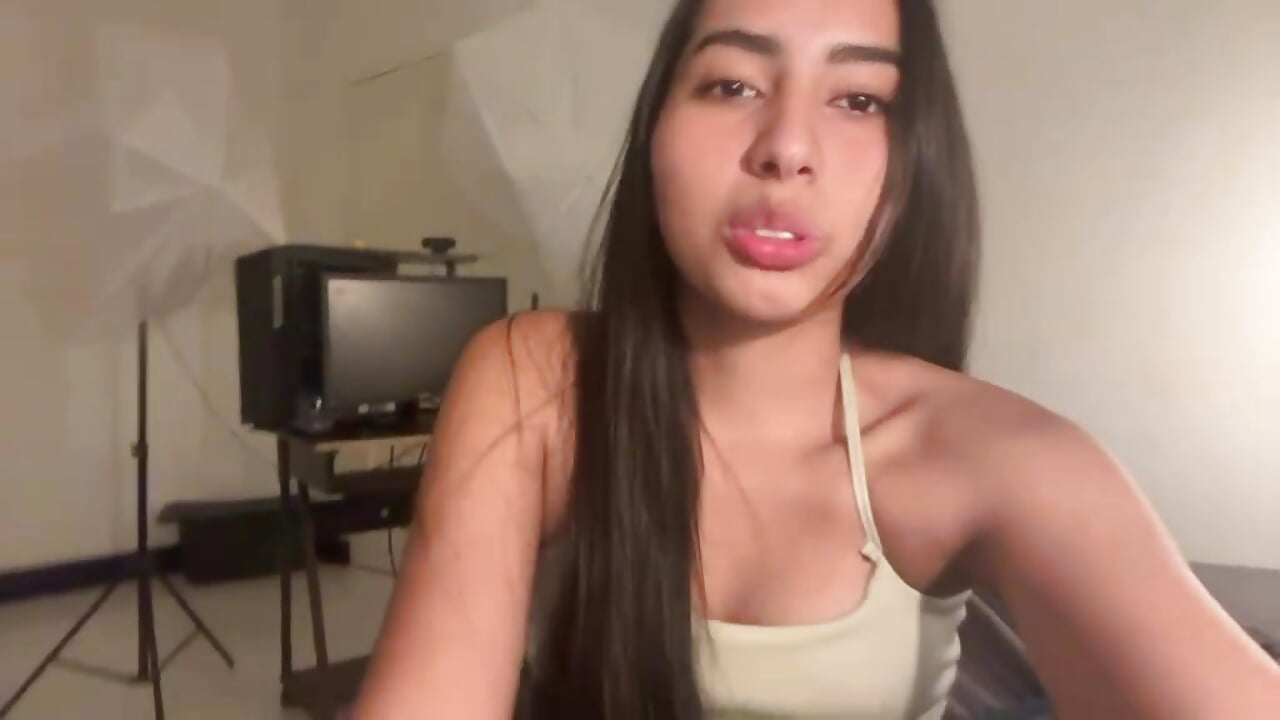 Kiss Kiss - video by samara_sexi cam model